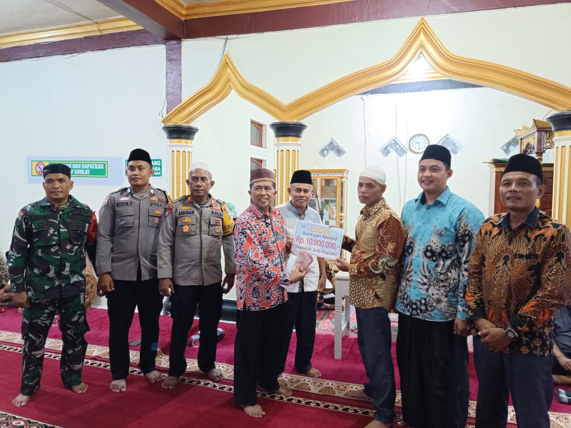 Ketua TSR Kabupaten Dharmasraya kelompok 8 Pariyanto, Serahkan bantuan uang tunai senilai Rp10 Juta kepada pengurus masjid Almuqarabbin Nagari Tanjung Alam